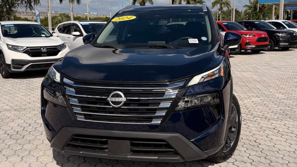 Used 2024 Nissan Rogue SV w/ SV Premium Package FWD image 2