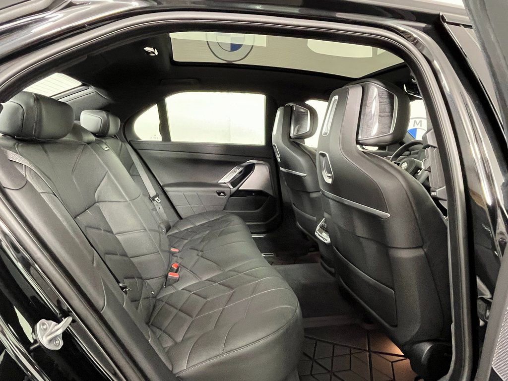 Used 2025 BMW 760i xDrive w/ Premium Package image 23