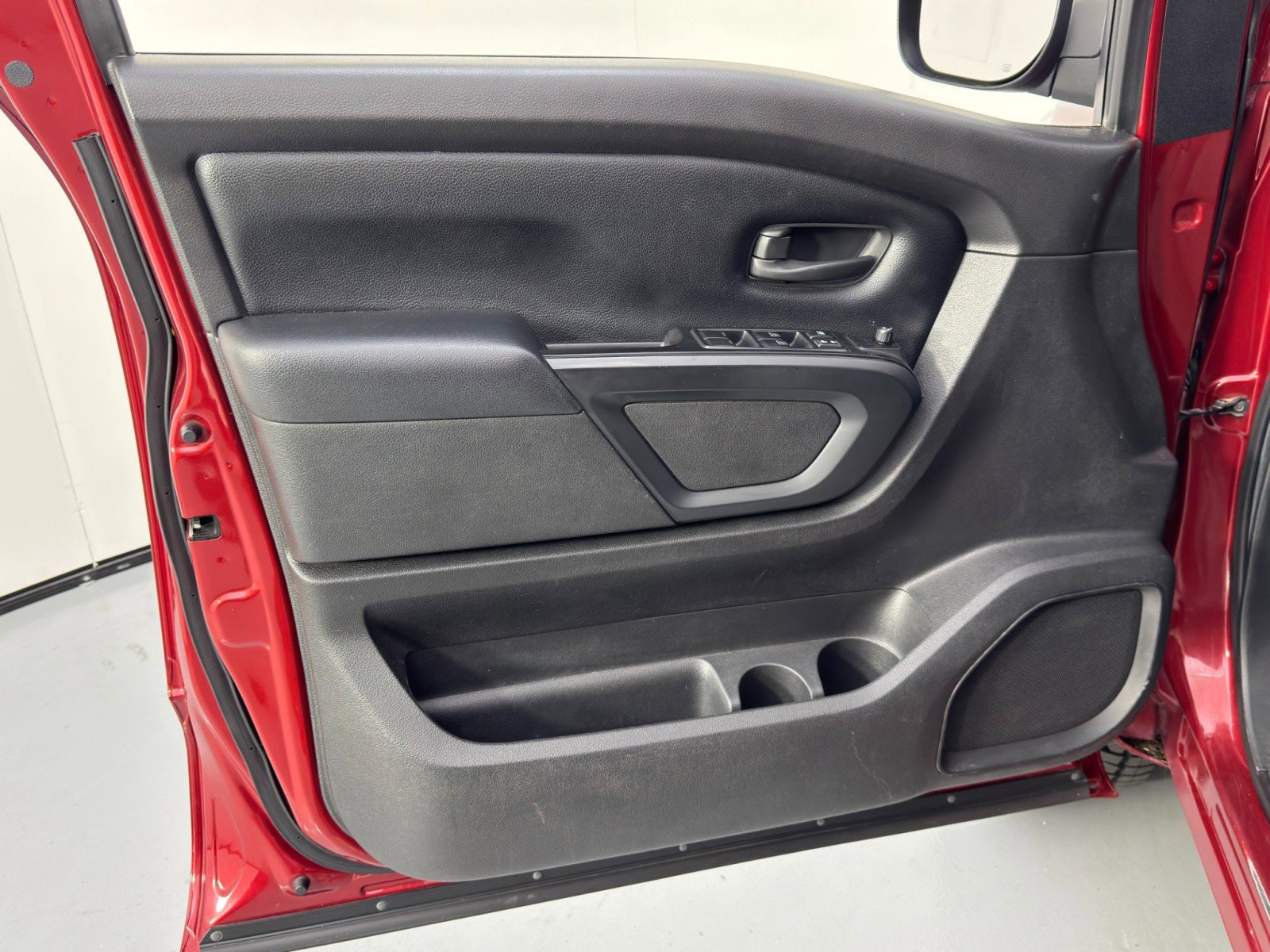 Used 2017 Nissan Titan S image 31