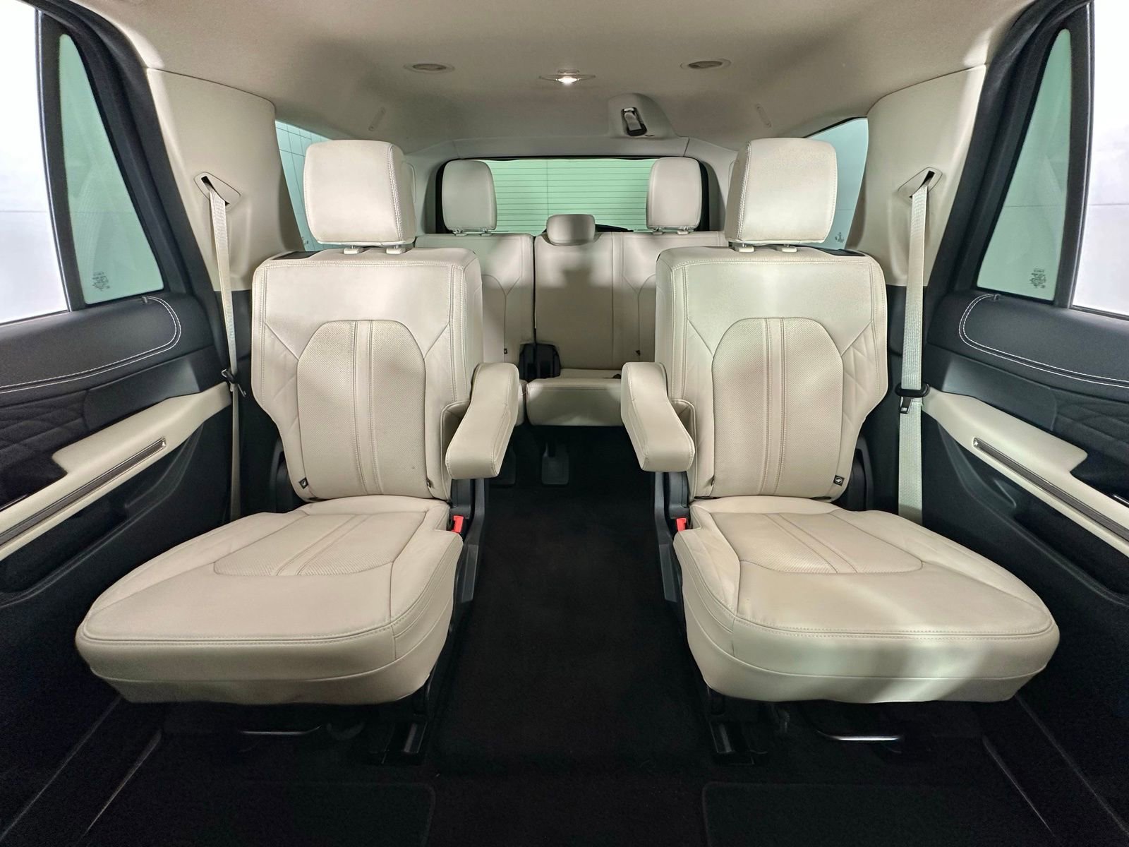 Used 2023 Ford Expedition Platinum image 4