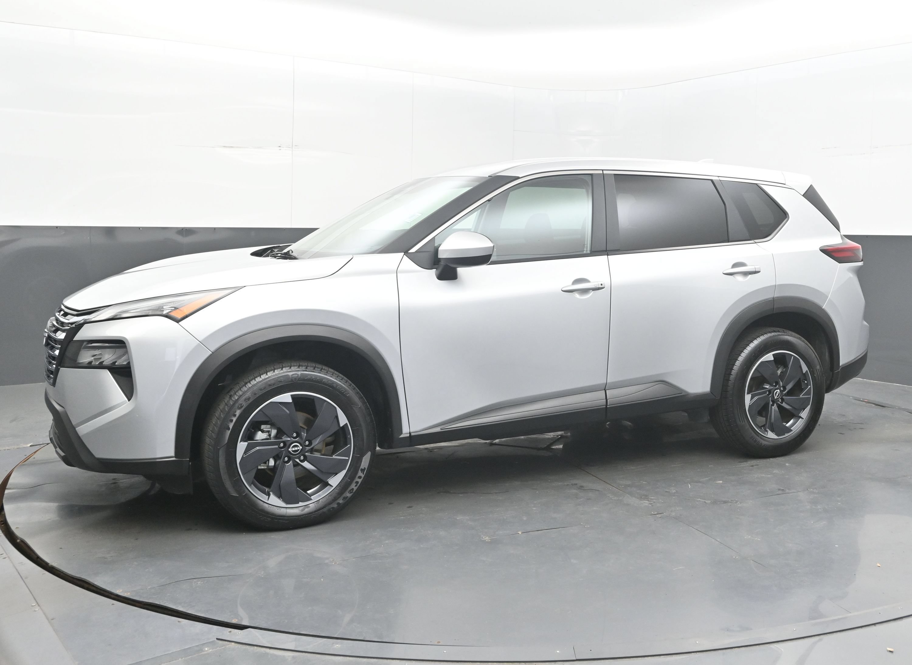 Used 2025 Nissan Rogue SV FWD image 5