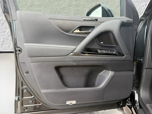 Used 2025 Lexus LX 600 4WD w/ Accessory Package (2T) image 23