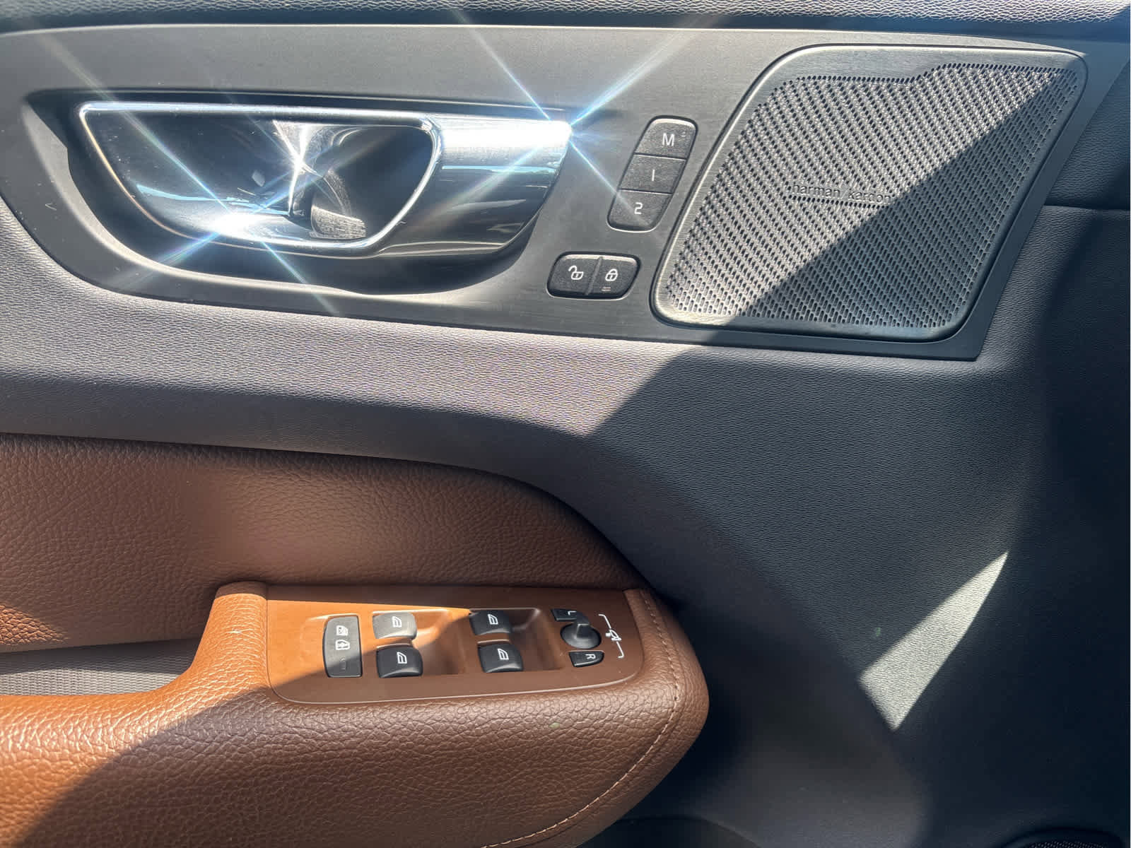 Used 2019 Volvo XC60 T6 Momentum w/ Multimedia Package AWD/4WD image 19