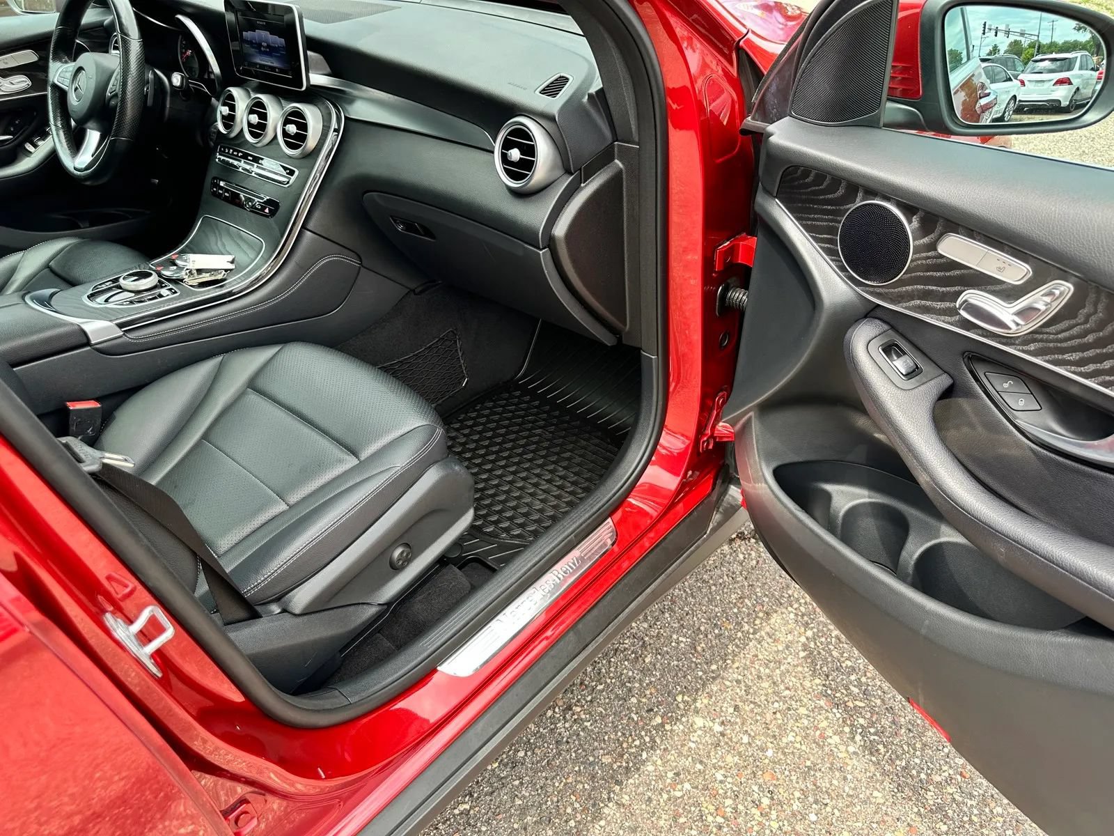 Used 2018 Mercedes-Benz GLC 300 4MATIC w/ Premium Package image 20