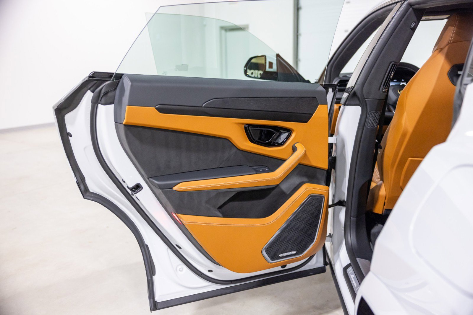 Used 2025 Lamborghini Urus SE image 30