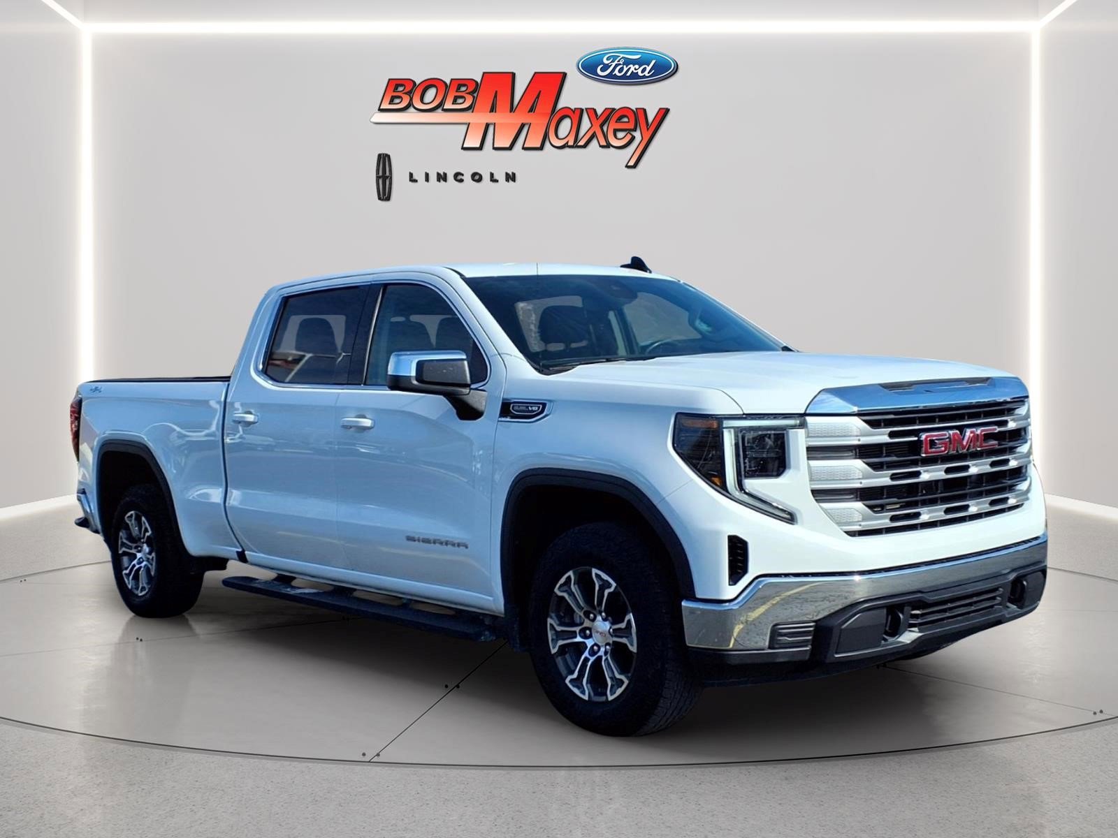 Used 2025 GMC Sierra 1500 SLE w/ Preferred Package AWD/4WD image 3