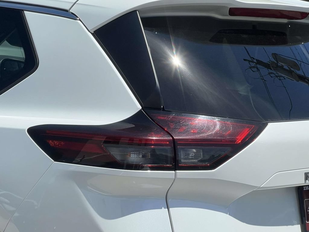 Used 2024 Nissan Rogue SV AWD/4WD image 9