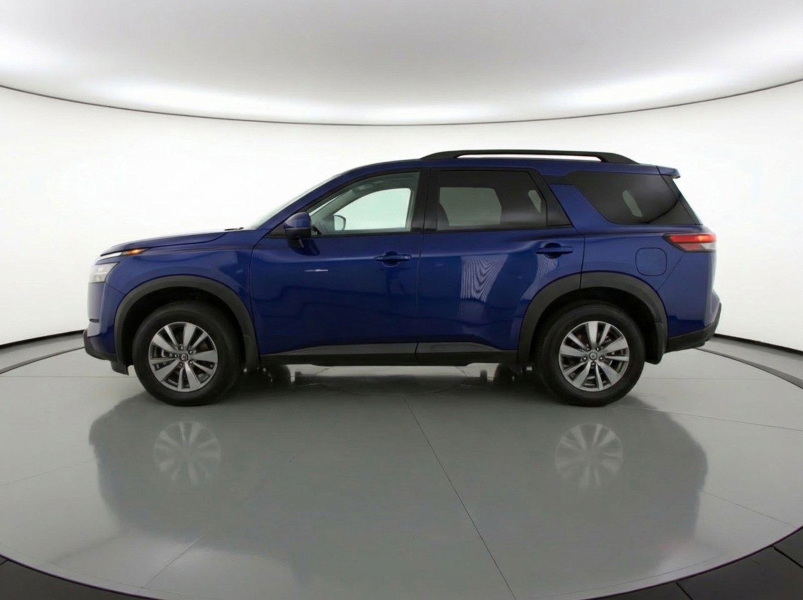 Used 2025 Nissan Pathfinder SV image 5