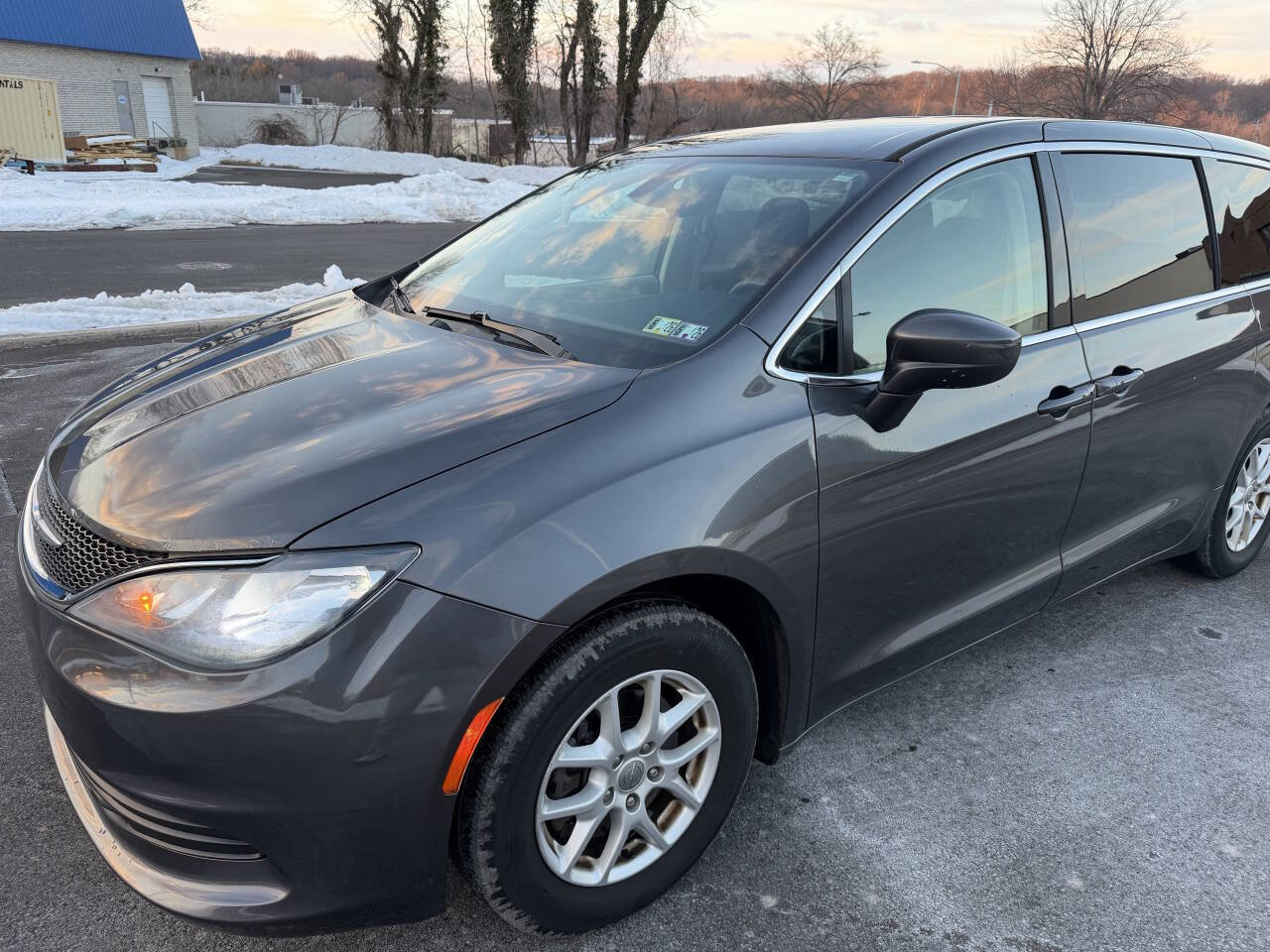 Used 2017 Chrysler Pacifica Touring image 3