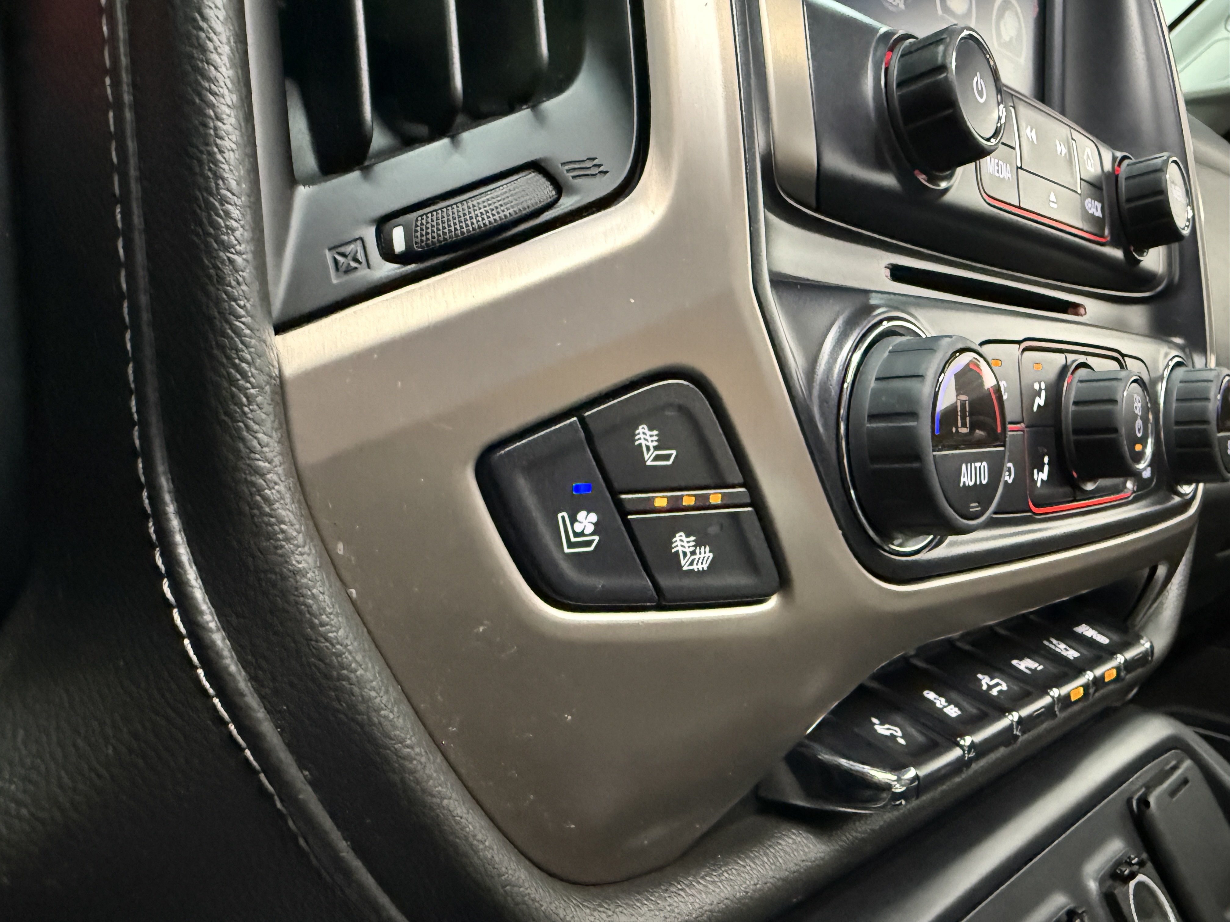 Used 2016 GMC Sierra 2500 Denali w/ Duramax Plus Package AWD/4WD image 19