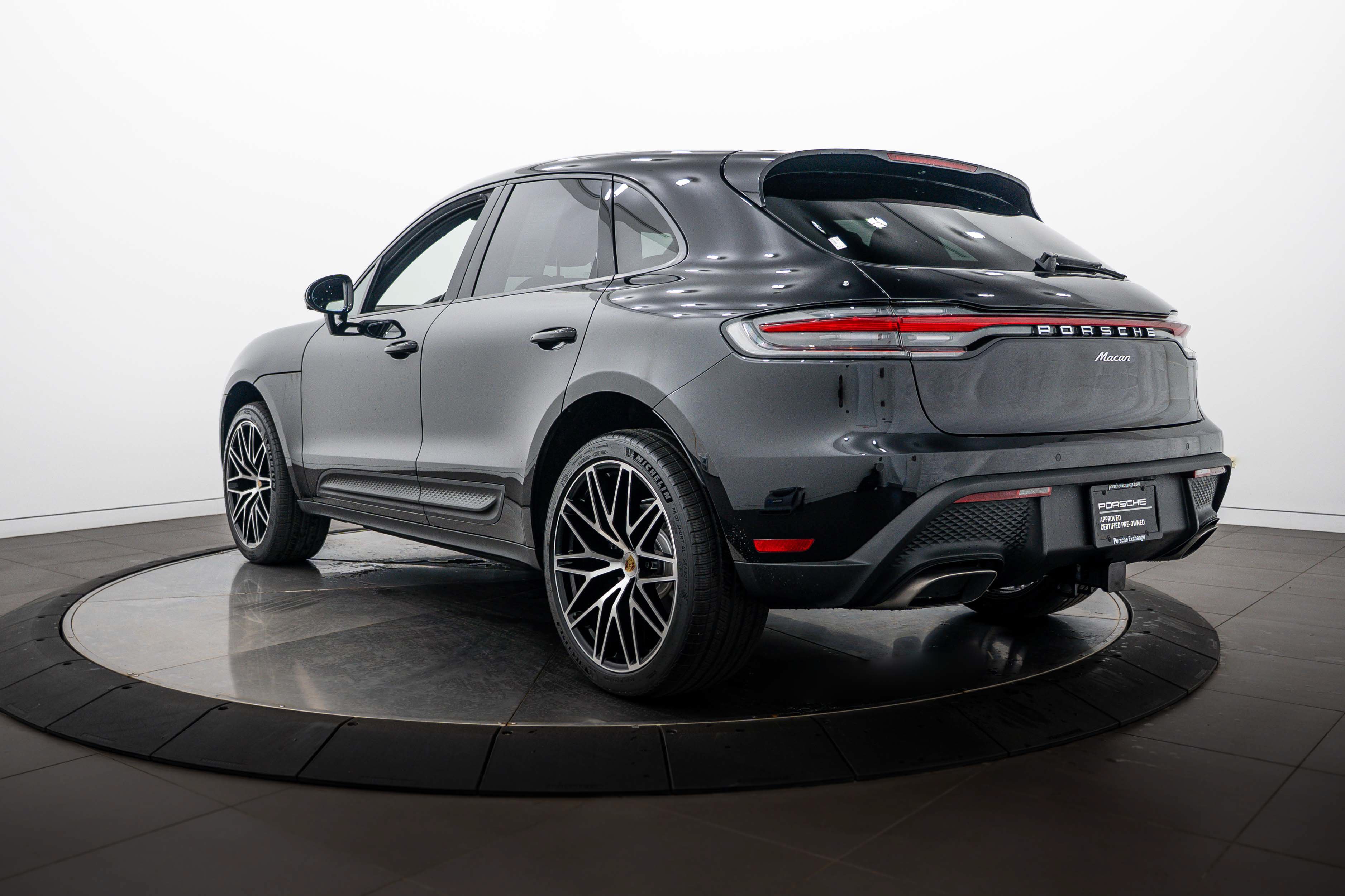 Certified 2026 Porsche Macan AWD/4WD image 3