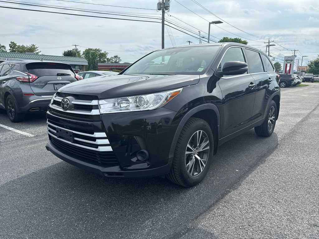 Used 2019 Toyota Highlander LE AWD/4WD image 4
