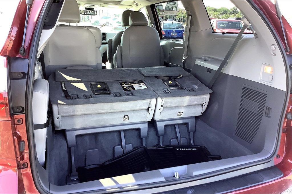 Used 2020 Toyota Sienna XLE FWD image 32