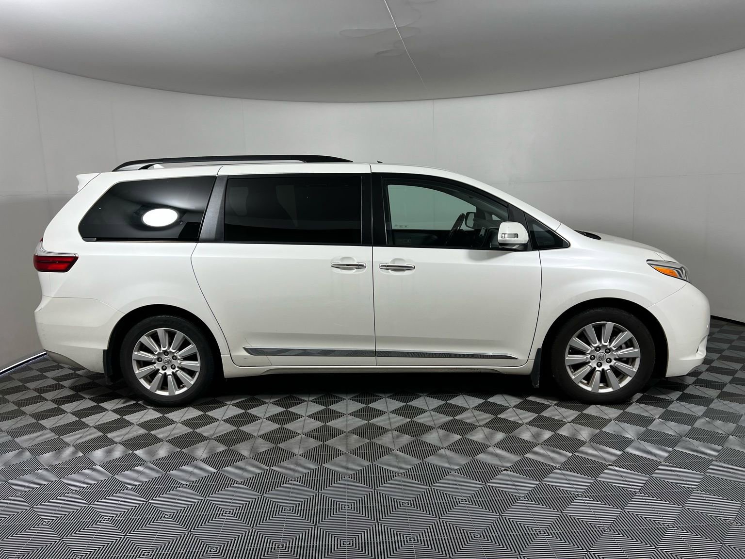 Used 2017 Toyota Sienna Limited Premium image 4