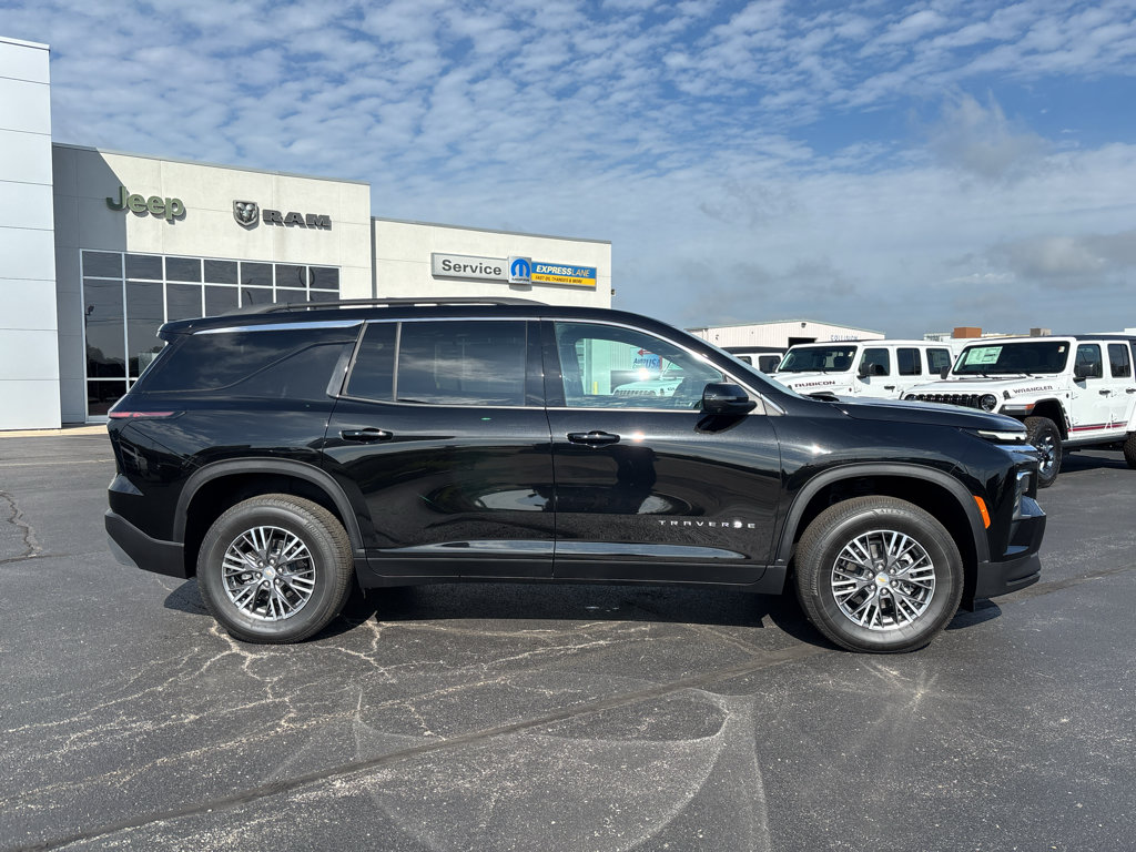 Used 2026 Chevrolet Traverse LT w/ Driver Confidence Package FWD image 4
