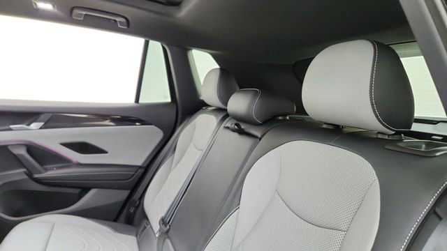 Used 2025 Volkswagen Tiguan SE R-Line image 29