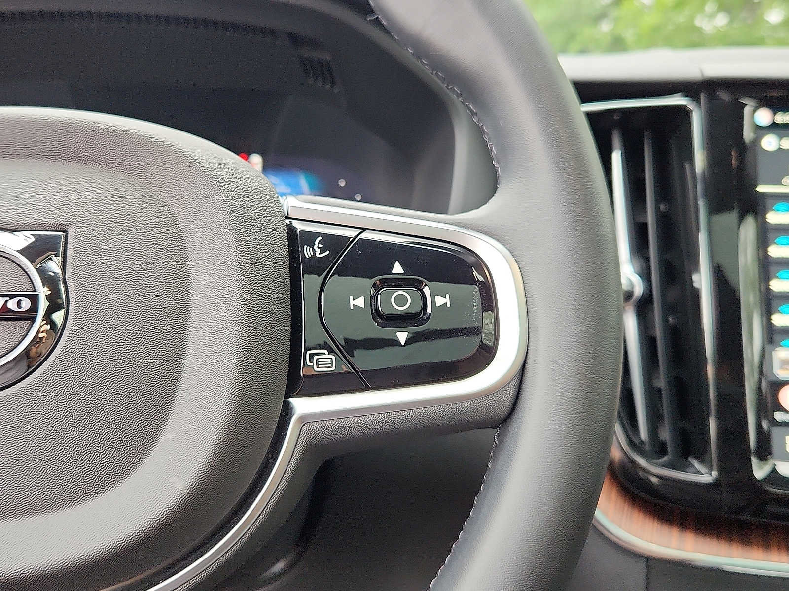 Certified 2025 Volvo XC60 T8 Plus w/ Climate Package AWD/4WD image 21