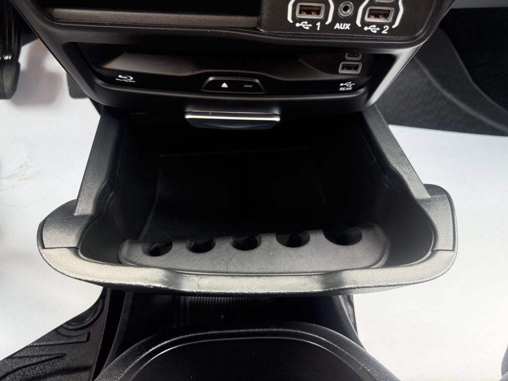 Used 2025 Chrysler Pacifica Select w/ Uconnect Theater Family Group AWD/4WD image 27