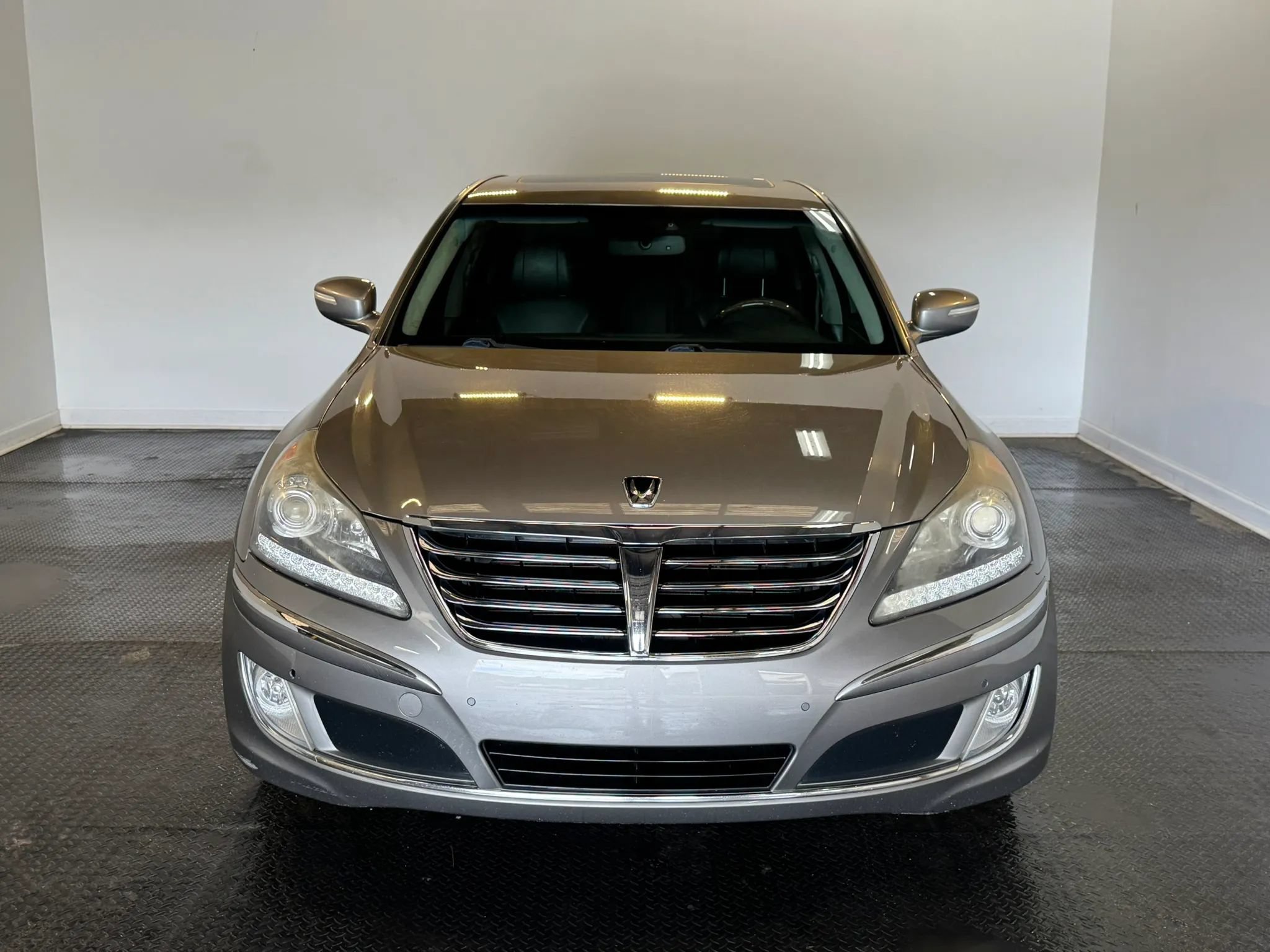 Used 2012 Hyundai Equus Signature RWD image 2