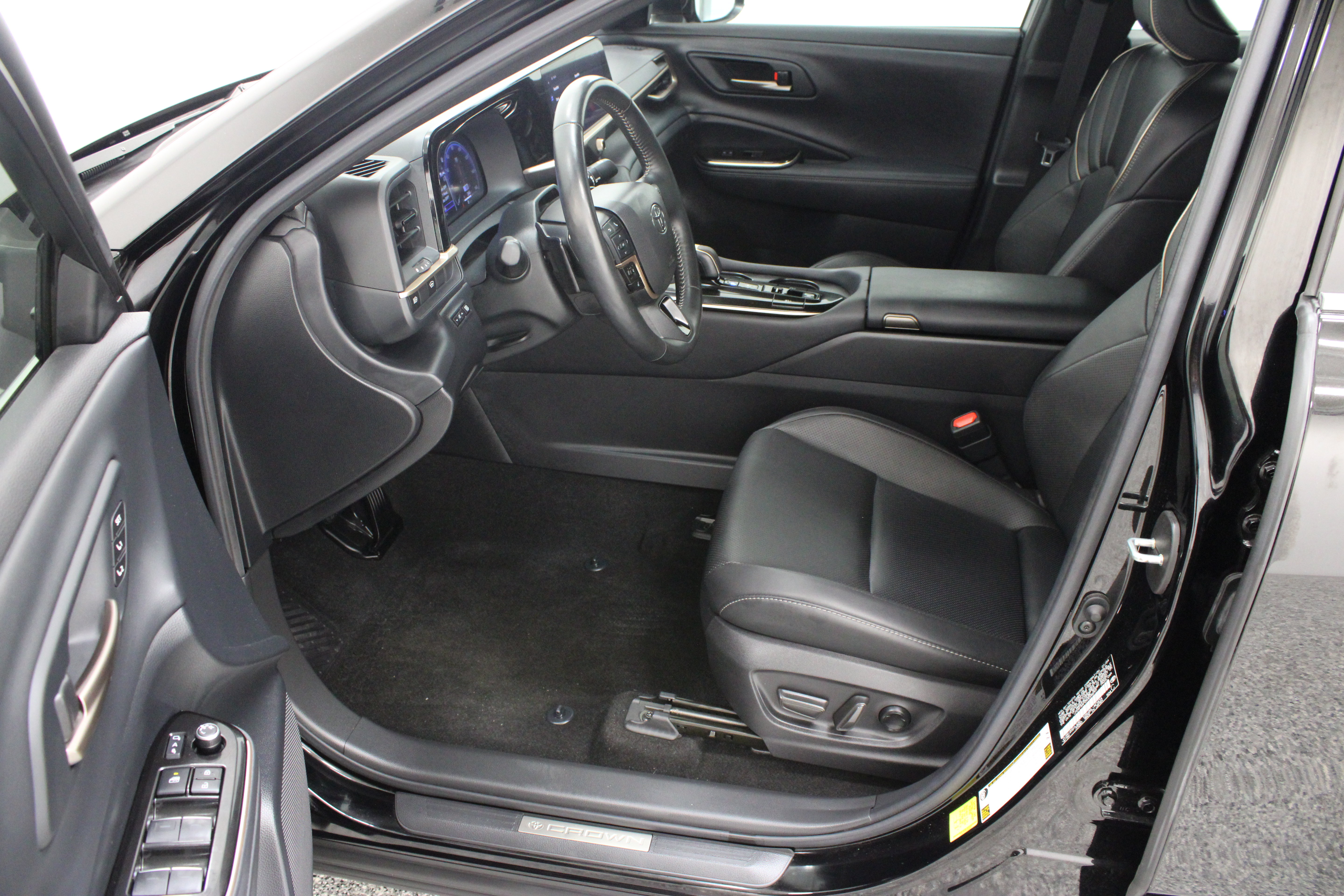 Used 2024 Toyota Crown Platinum AWD/4WD image 14