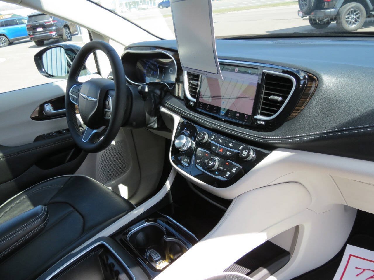 Used 2024 Chrysler Pacifica Limited w/ Trailer Tow Group FWD image 20