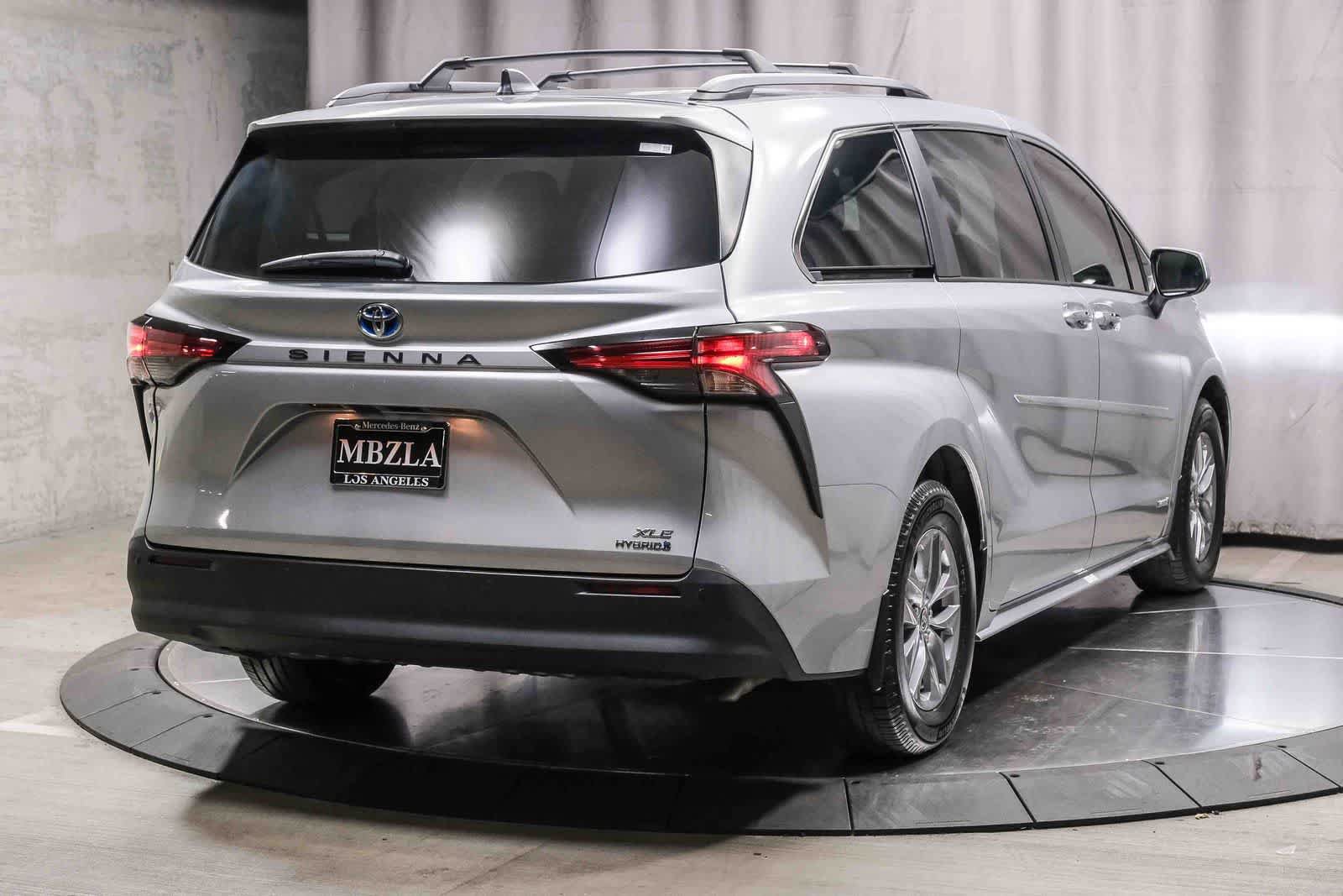 Used 2021 Toyota Sienna XLE FWD image 4