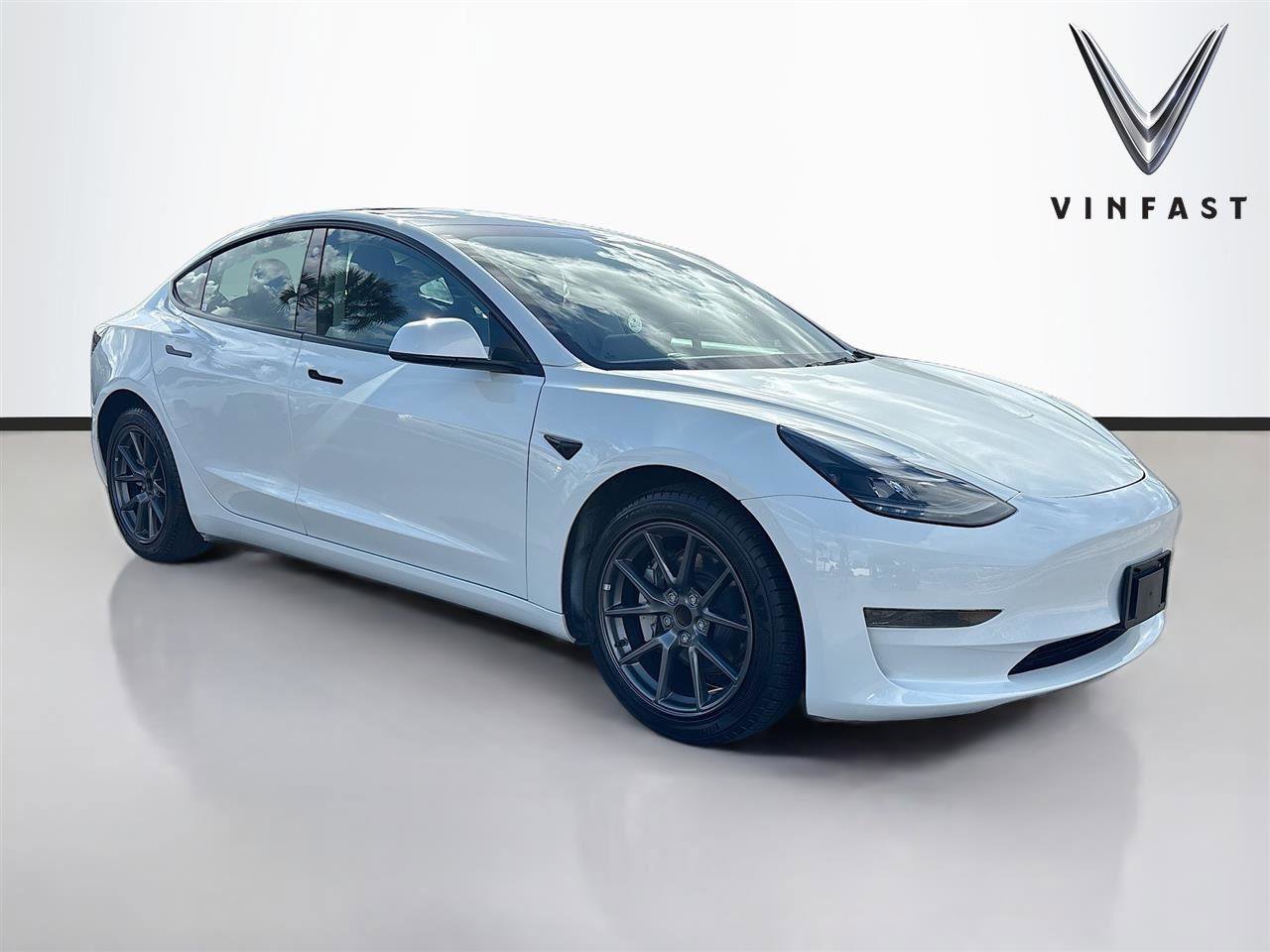 Used 2023 Tesla Model 3 Standard Range image 1