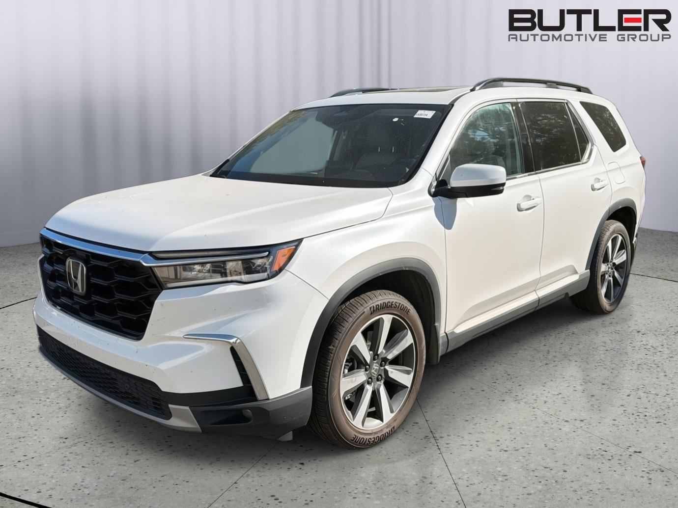 Used 2025 Honda Pilot Touring image 1