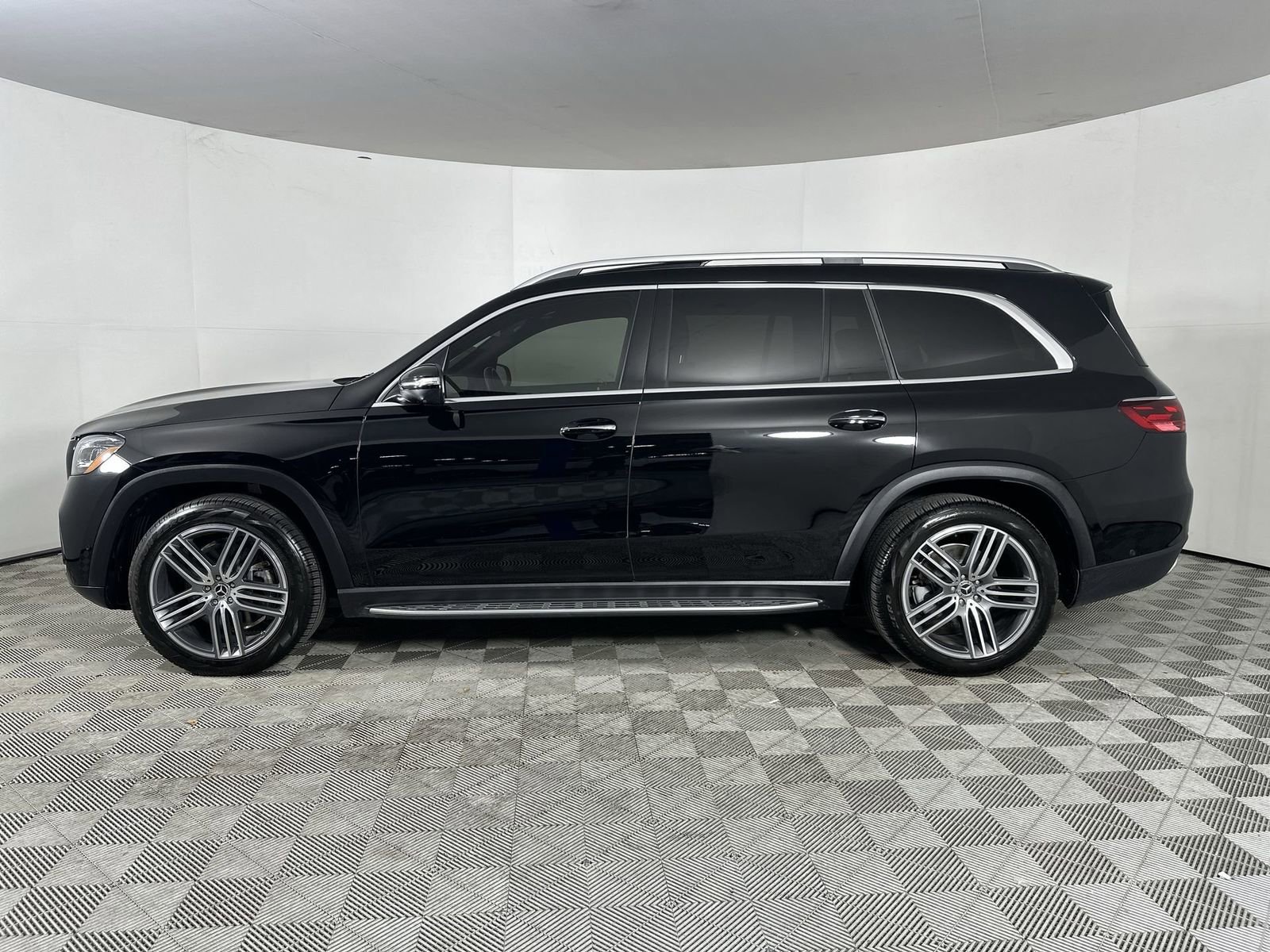Used 2024 Mercedes-Benz GLS 450 4MATIC image 8