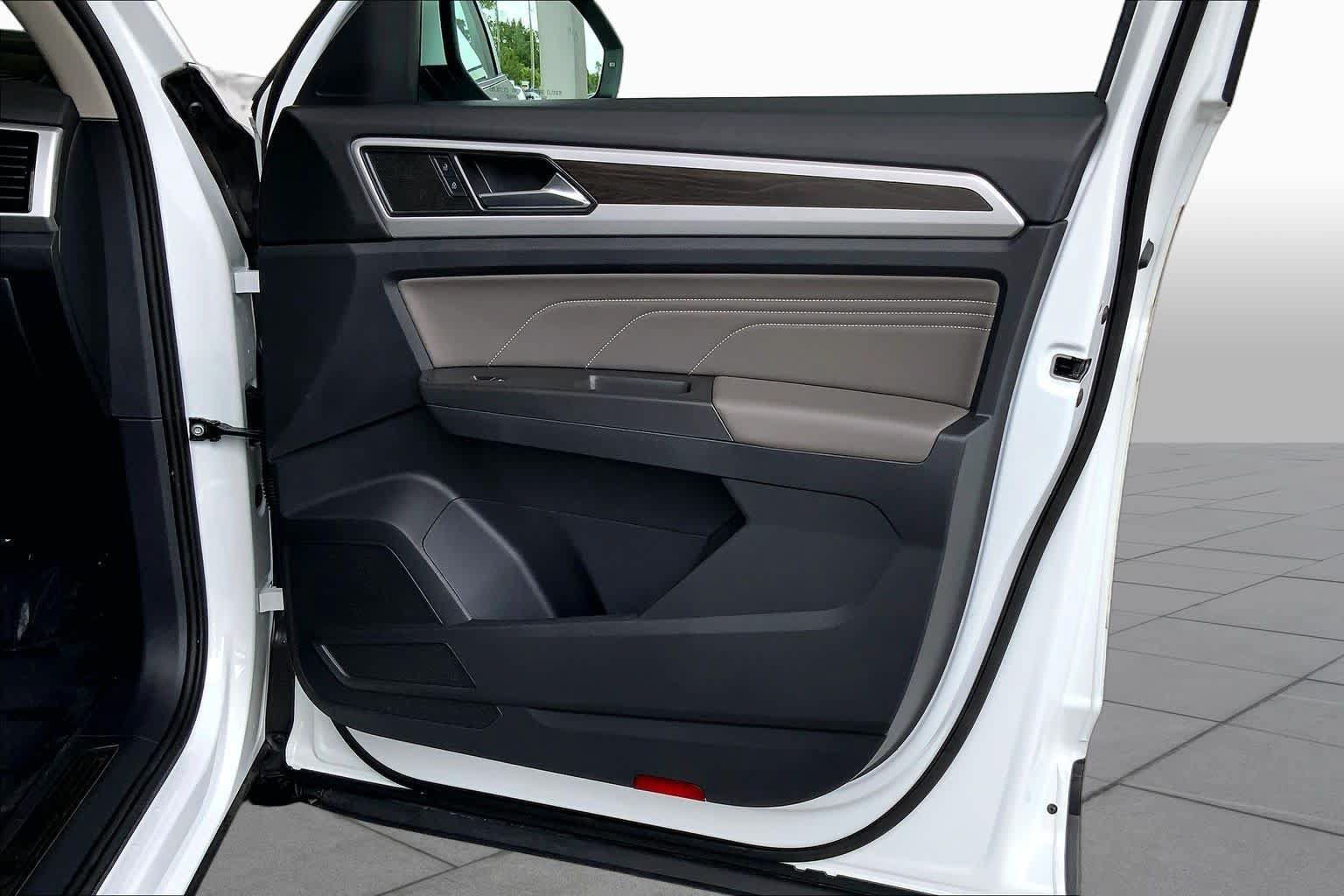 Used 2023 Volkswagen Atlas SE w/ Panoramic Sunroof Package FWD image 23