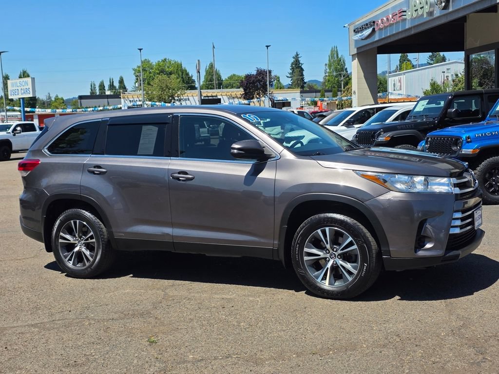 Used 2019 Toyota Highlander LE AWD/4WD image 2