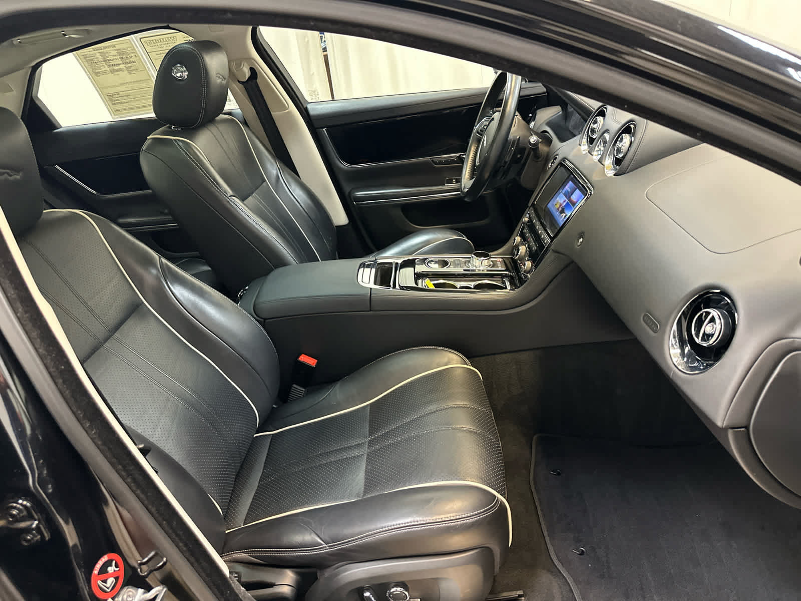 Used 2017 Jaguar XJ R-Sport AWD/4WD image 4