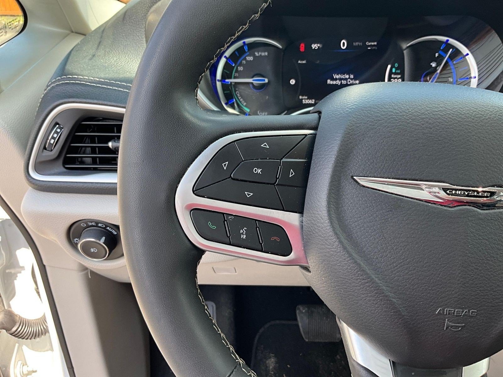 Used 2024 Chrysler Pacifica Limited FWD image 10