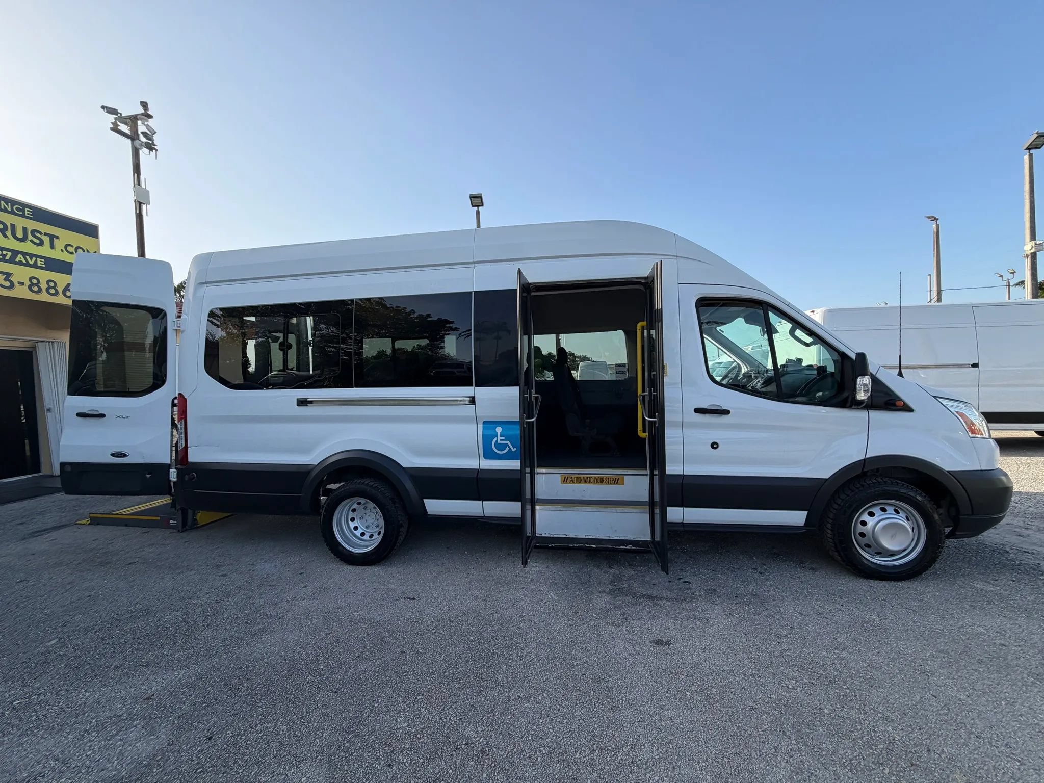 Used 2017 Ford Transit 350 XLT RWD image 3