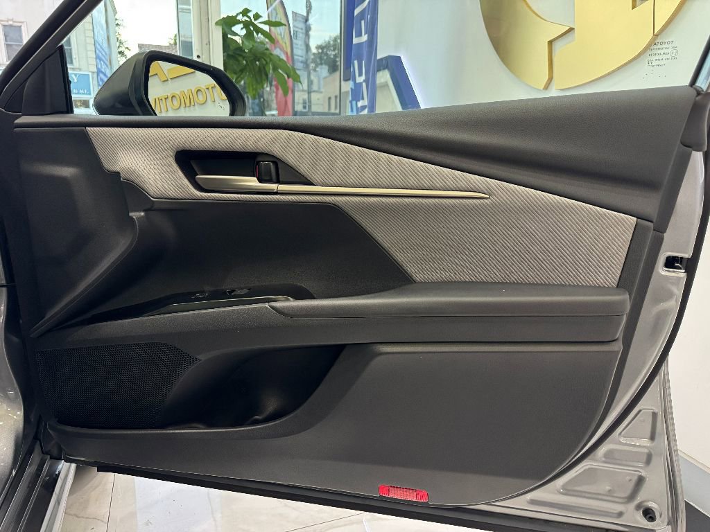 Used 2025 Toyota Camry SE image 30