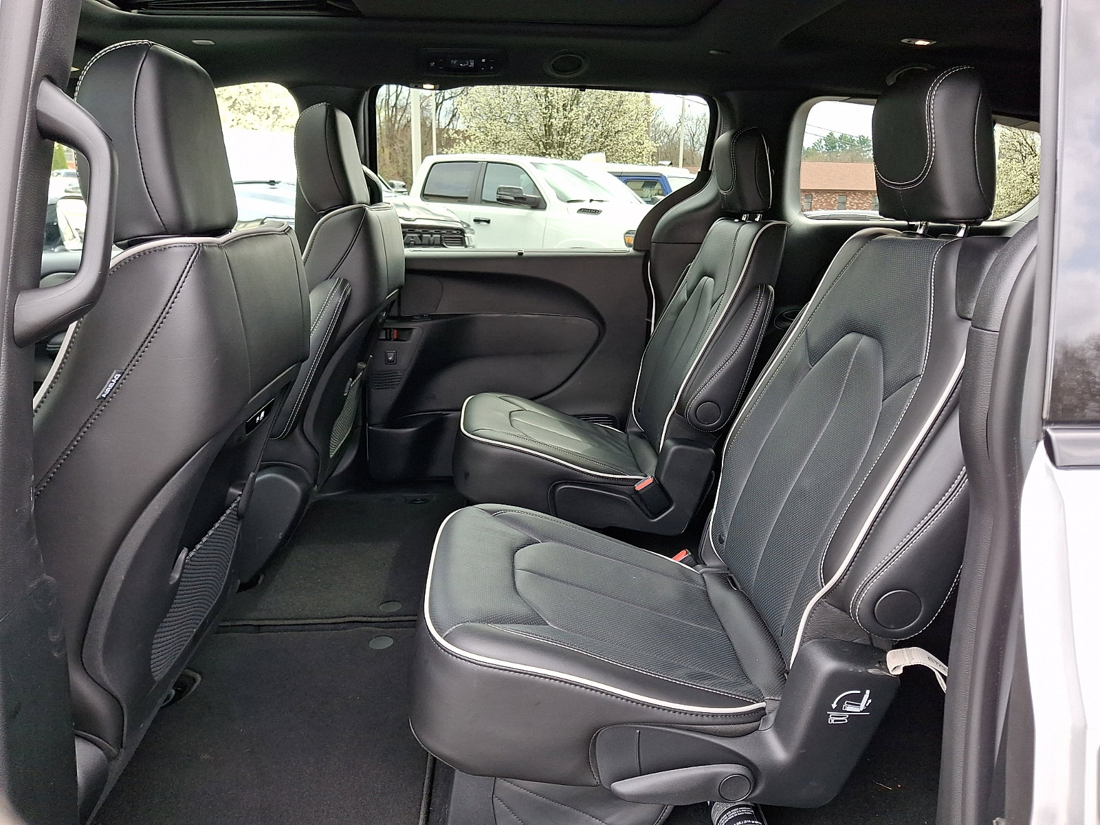 Certified 2024 Chrysler Pacifica Limited w/ S Appearance Package image 10