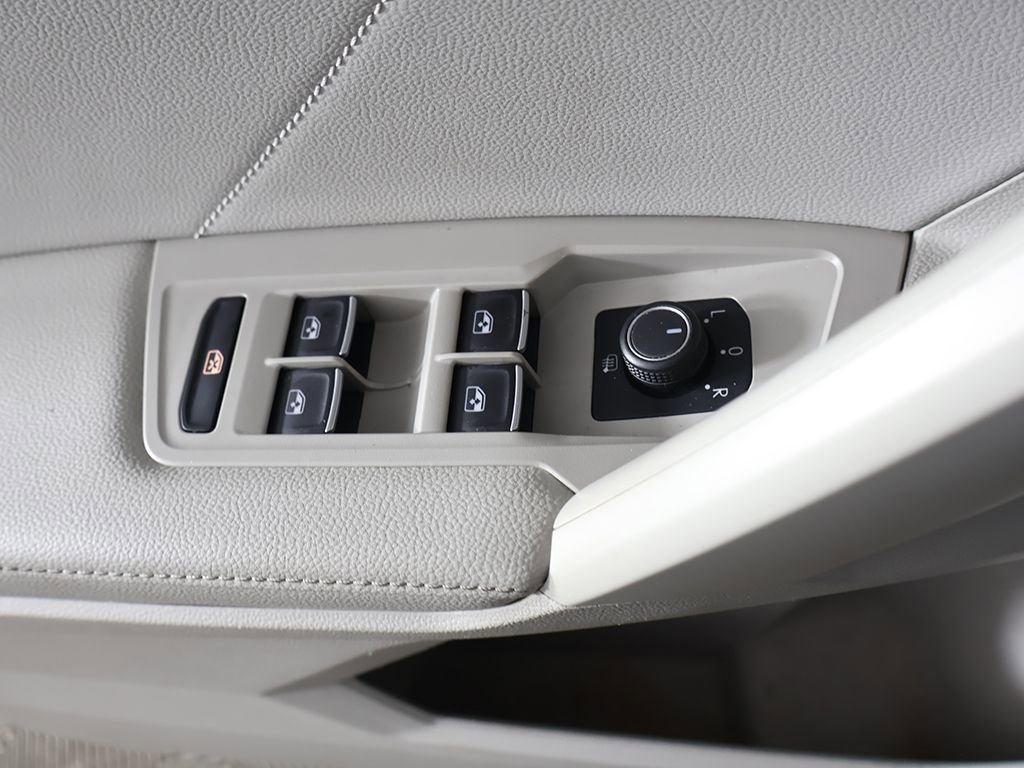 Used 2023 Volkswagen Tiguan SE image 37