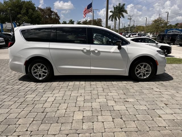 Used 2024 Chrysler Pacifica Touring FWD image 14