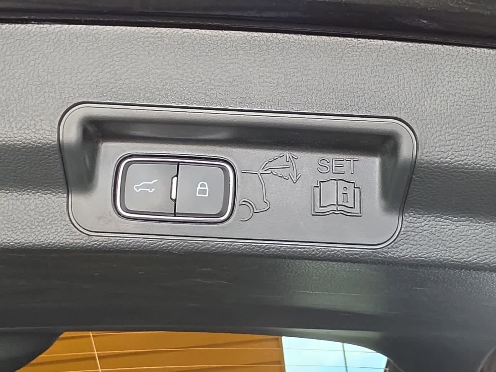 Used 2024 Ford Explorer XLT AWD/4WD image 33