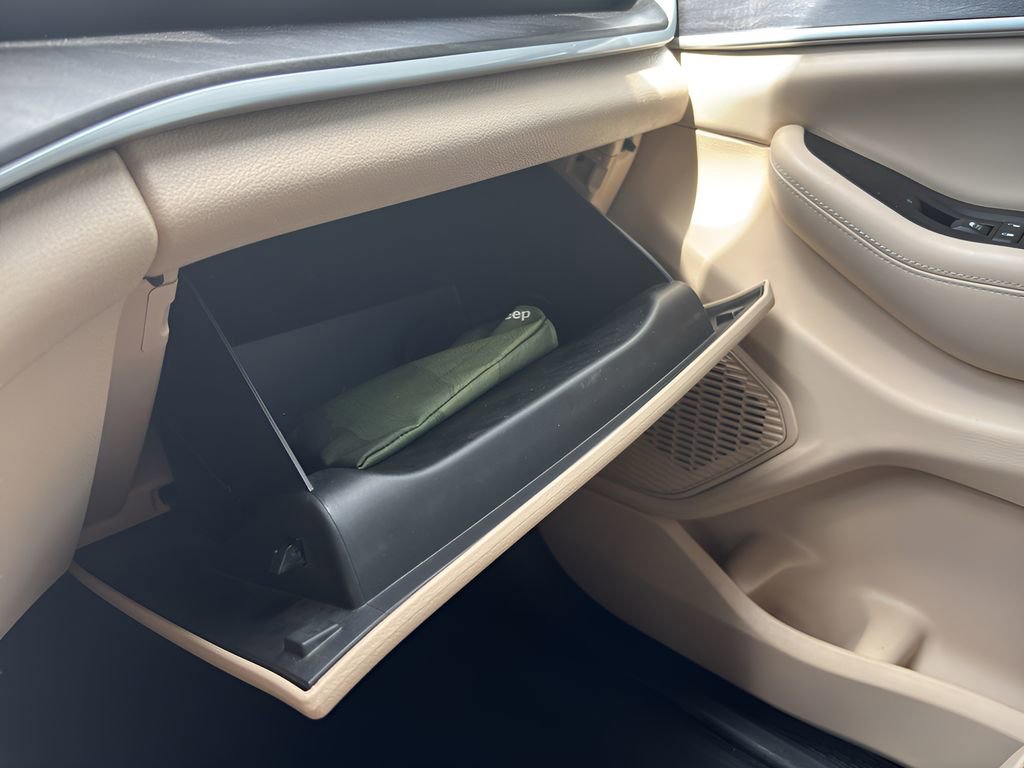 Used 2024 Jeep Grand Cherokee L Limited w/ Black Appearance Package image 13