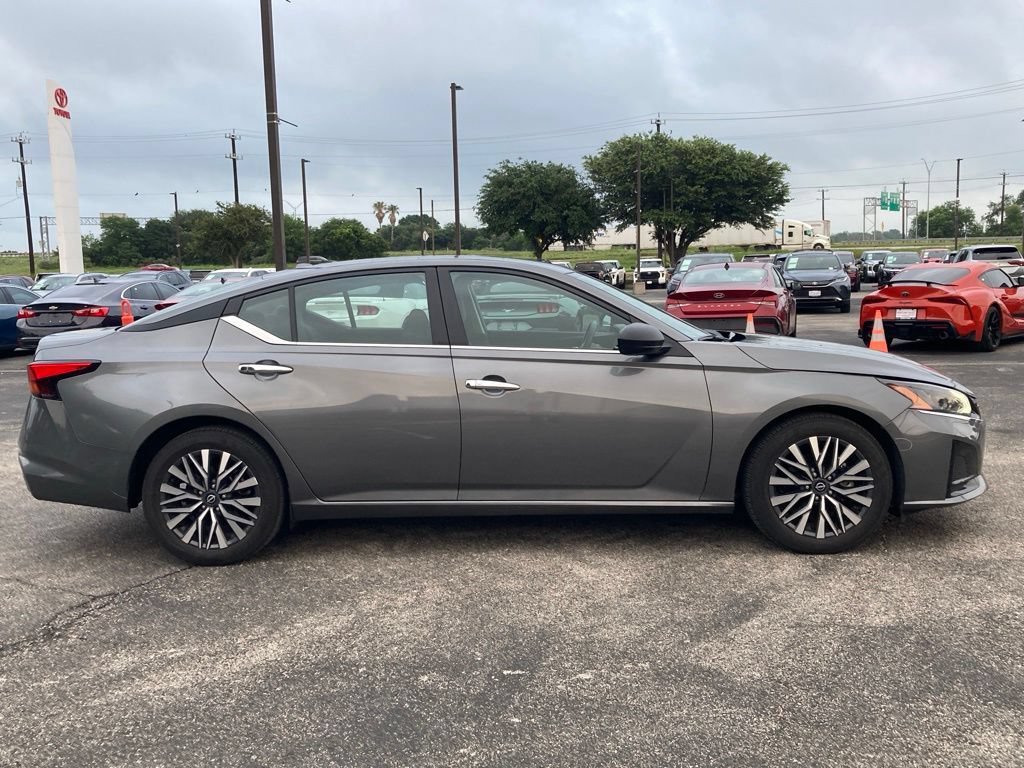 Used 2025 Nissan Altima 2.5 SV FWD image 3