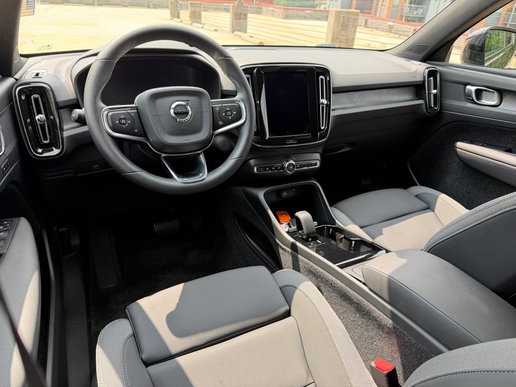 Certified 2024 Volvo XC40 Recharge Core RWD image 12