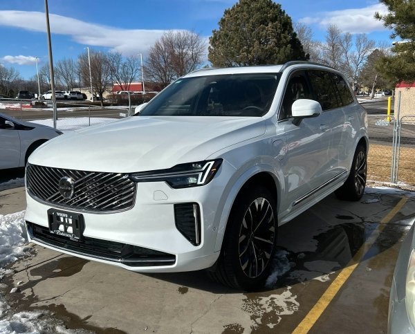 Used 2025 Volvo XC90 T8 Ultra w/ Protection Package Premier image 2