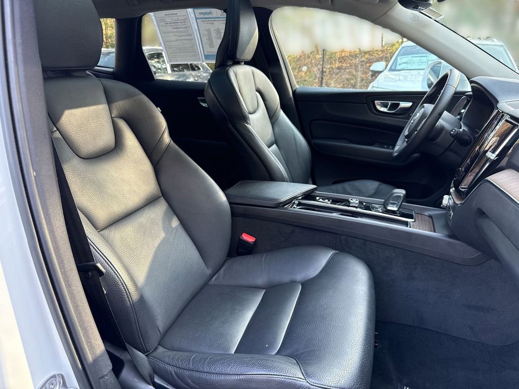 Used 2022 Volvo XC60 B5 Momentum image 25