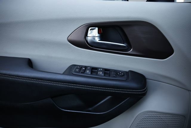Used 2022 Chrysler Voyager LX image 14