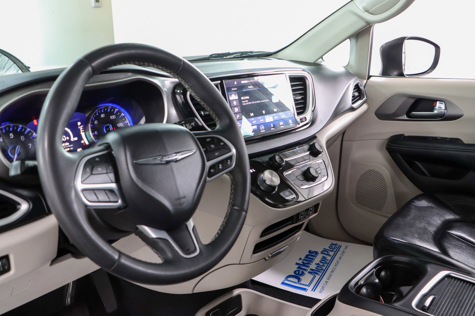 Used 2023 Chrysler Pacifica Touring-L image 22