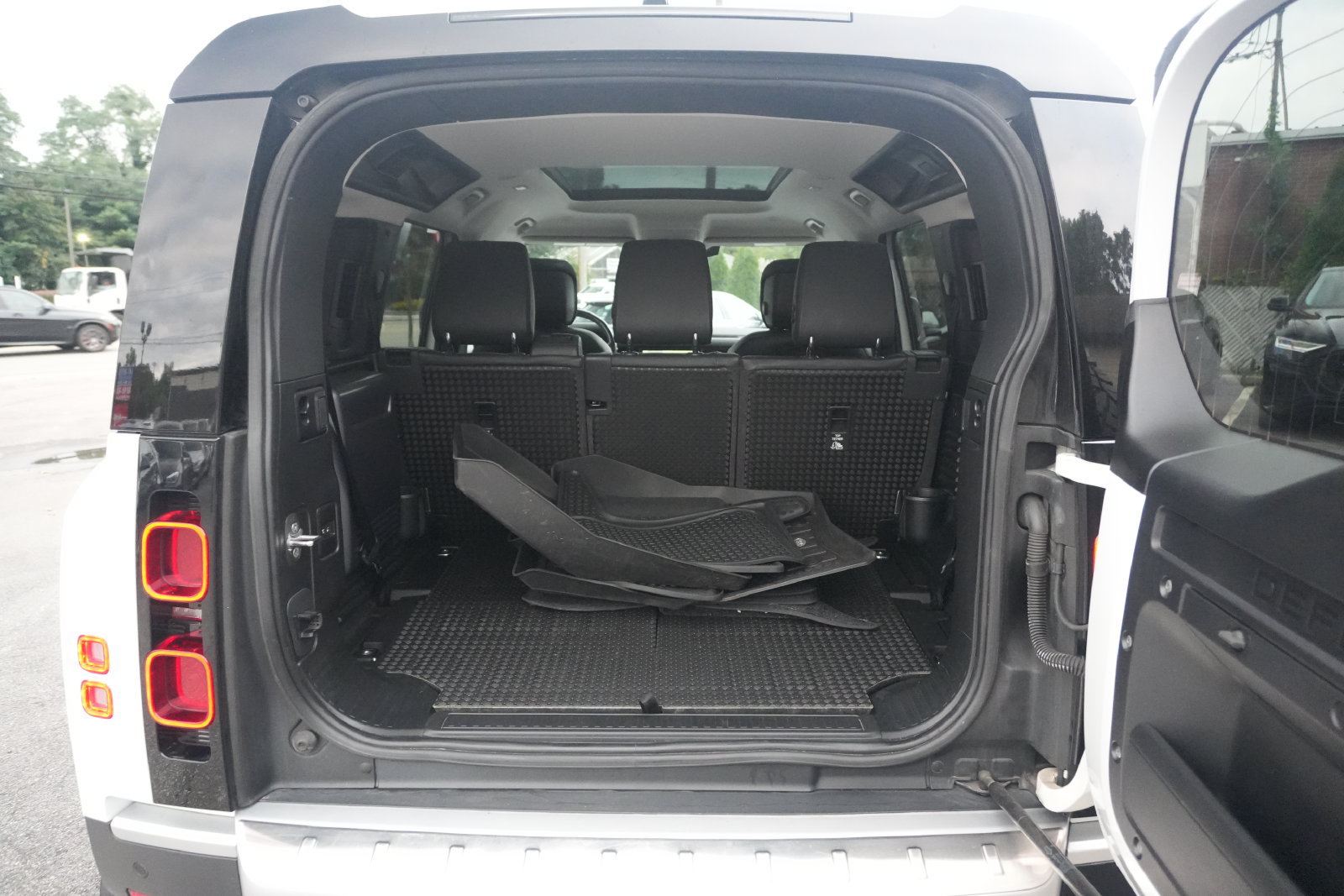 Used 2020 Land Rover Defender 110 HSE AWD/4WD image 11