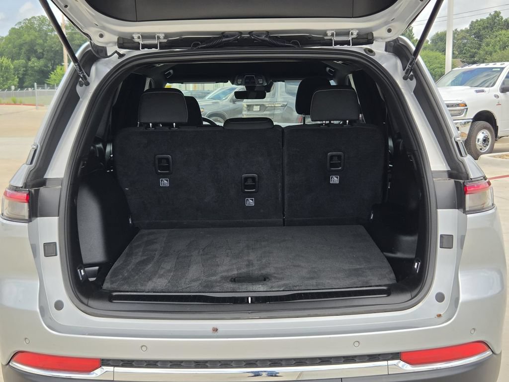 Used 2025 Jeep Grand Cherokee Laredo RWD image 34