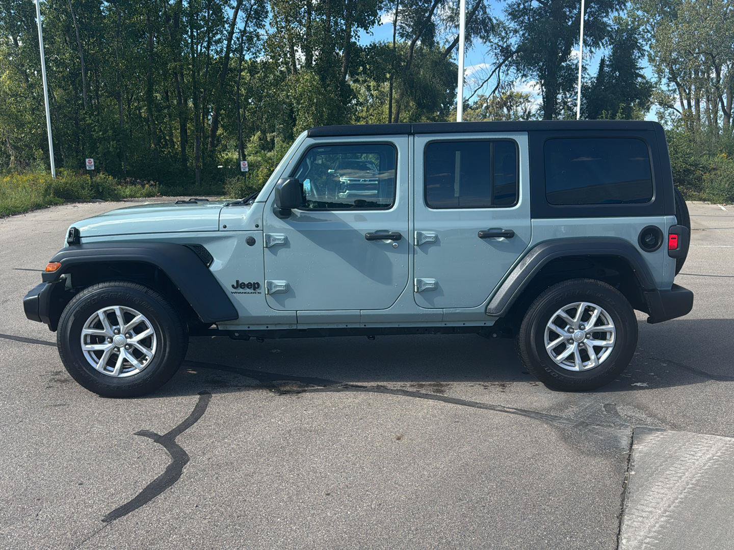 Used 2023 Jeep Wrangler Unlimited Sport AWD/4WD image 2