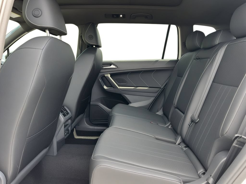 Used 2023 Volkswagen Tiguan SE R-Line AWD/4WD image 7